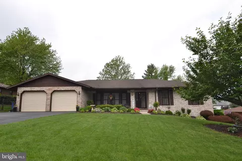 560 Eton Ln, York, PA 17402