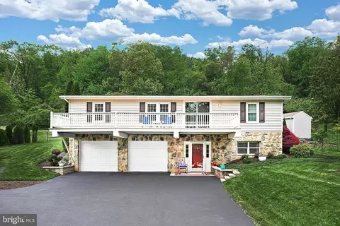 520 Dellinger Rd, Mount Wolf, PA 17347