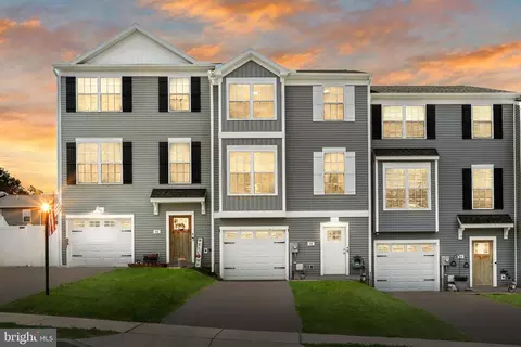 48 Overlook Dr, Hanover, PA 17331