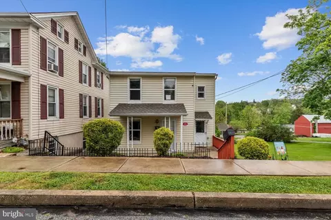 211 W Broad St, Yoe, PA 17313