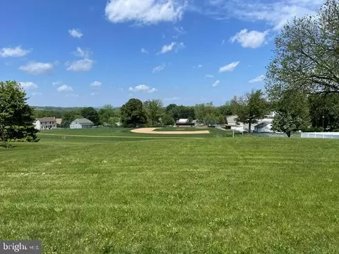 W Crestlyn Drive, York, PA 17402