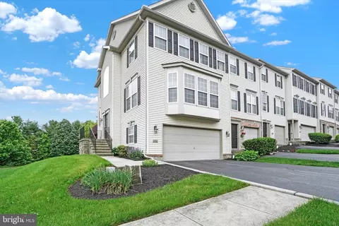2712 Hunt Club Dr, York, PA 17402