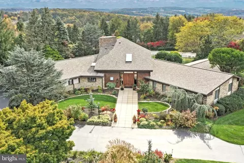 990 Summit Cir S, York, PA 17403