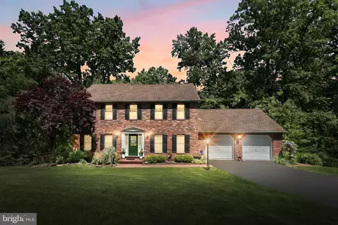 501 Gatehouse Ln E, York, PA 17402