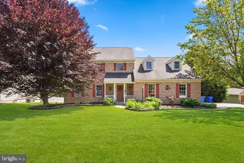 2748 Heather Dr, York, PA 17402