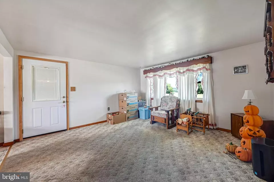Living - 2067 Stoverstown Rd, Spring Grove, PA 17362 photo 2 of 4