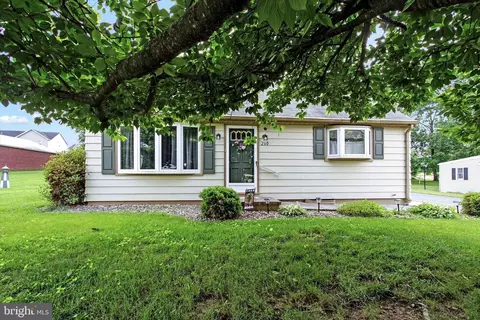 260 Clover Ln, Hanover, PA 17331