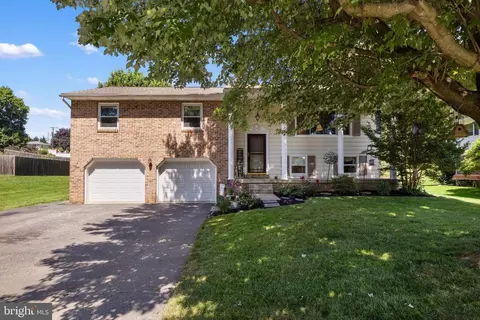 490 Holyoke Dr, York, PA 17402