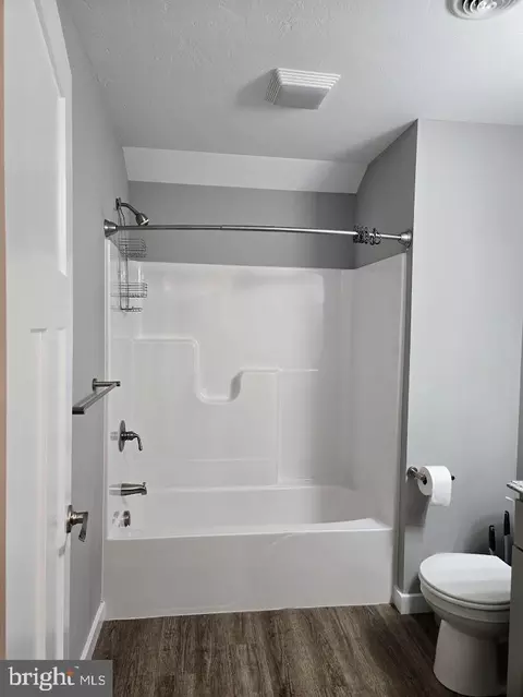 Bath - 664 E Walnut St, Hanover, PA 17331 photo 3 of 3