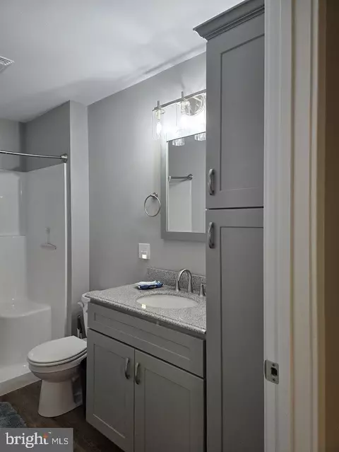 Bath - 664 E Walnut St, Hanover, PA 17331 photo 2 of 3