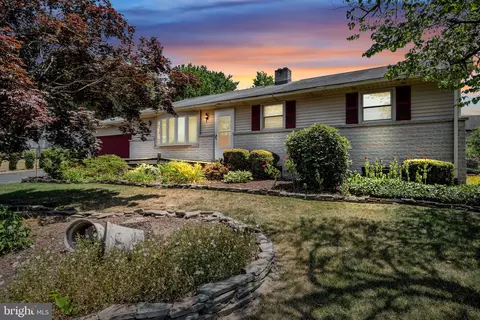 210 Mountain View Dr, York, PA 17404