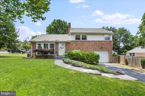488 Sundale Dr, York, PA 17402