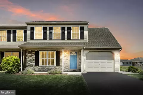 2048 Wyatt Cir, Dover, PA 17315
