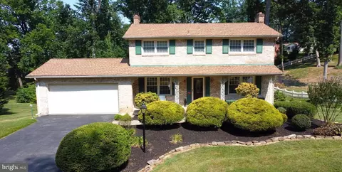 2725 Eastwood Dr, York, PA 17402