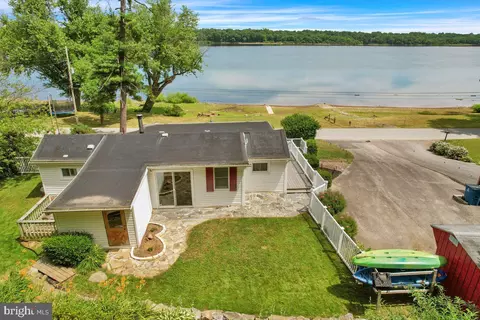 6056 River Dr, York, PA 17406