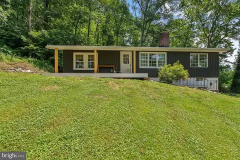 5979 Harmony Ln, Spring Grove, PA 17362