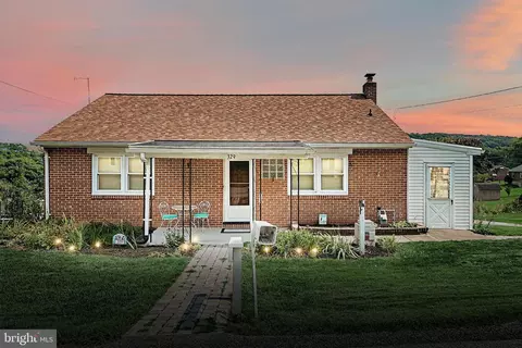 329 Pine St, Glen Rock, PA 17327