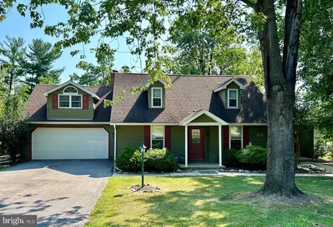 6644 Woodland Dr, Spring Grove, PA 17362