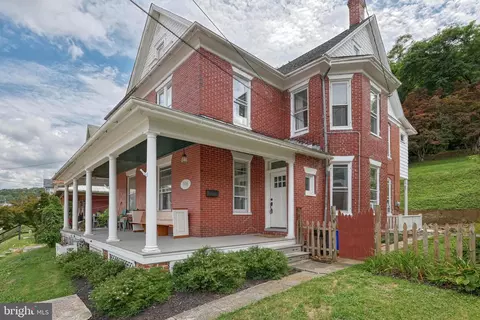 106 Hanover St, Glen Rock, PA 17327