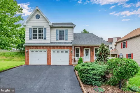 145 Lakeside Dr, Lewisberry, PA 17339