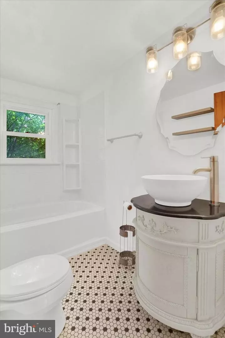 Bath - 880 Cherry Orchard Rd, Dover, PA 17315 photo 2 of 2