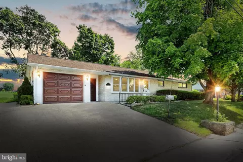 7 Meadow Rd, Dover, PA 17315