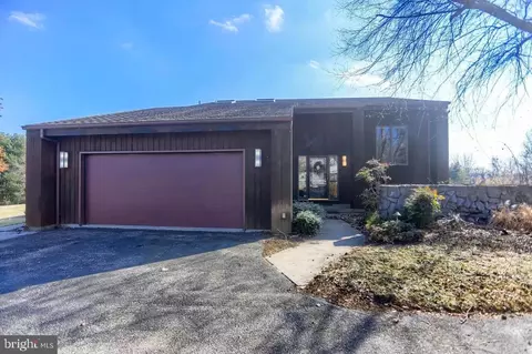 213 Bragg Cir, Hanover, PA 17331