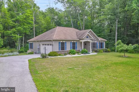 115 S Lake Rd, Thomasville, PA 17364