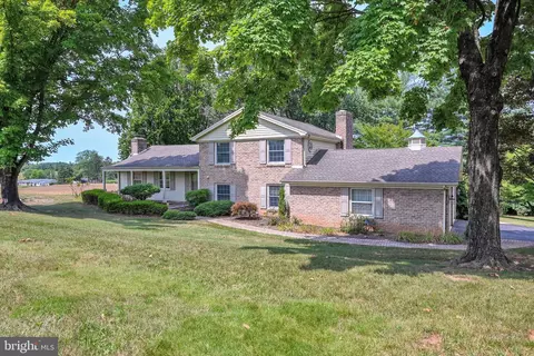 200 S 8th St, Mount Wolf, PA 17347