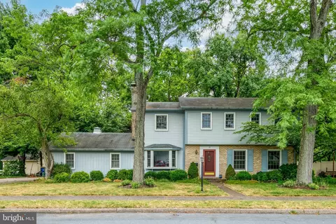 15 Farm House Ln, Camp Hill, PA 17011