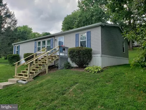 2 Pawnee Dr, Windsor, PA 17366