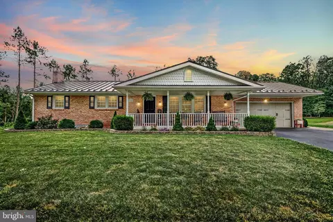 6122 Hill Top Dr E, Spring Grove, PA 17362
