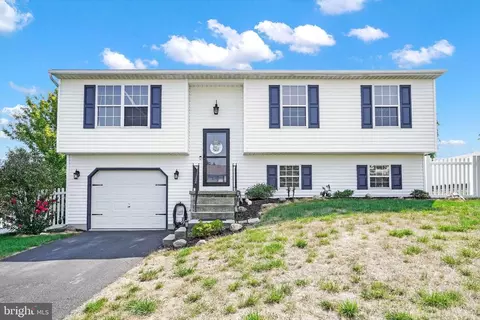 65 Coventry Cross Rd, Mount Wolf, PA 17347