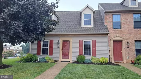 121 Weatherburn Dr, York, PA 17402