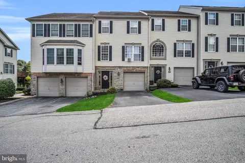 2724 Hunt Club Dr #6, York, PA 17402