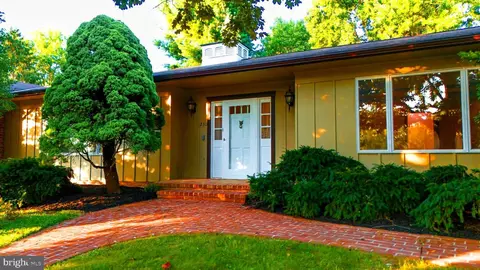230 Primrose Ln, Hanover, PA 17331