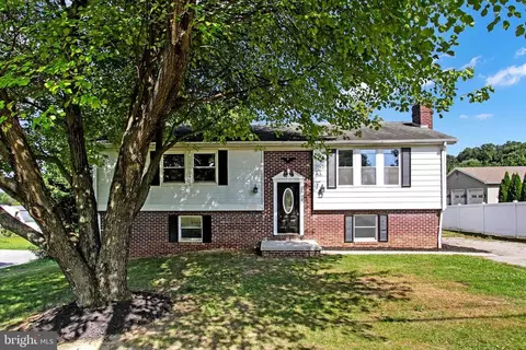 2461 Grandview Rd, Hanover, PA 17331