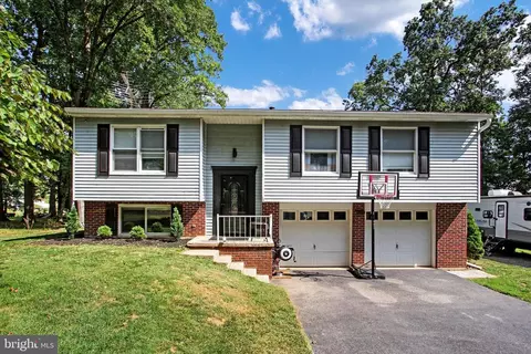 472 Oakwood Dr, Seven Valleys, PA 17360