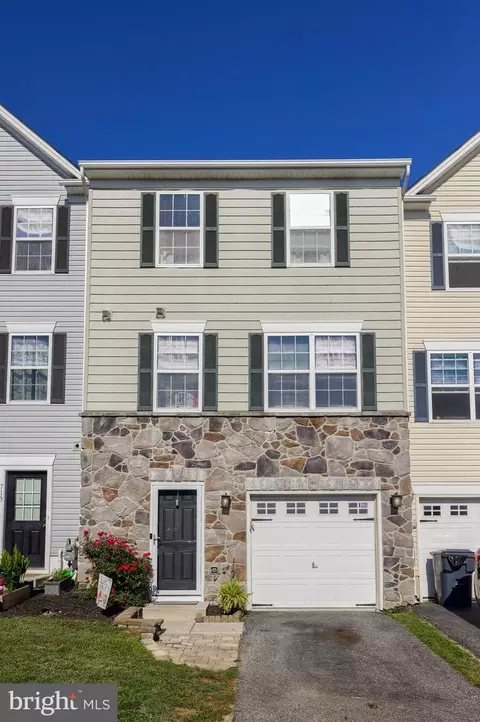 711 Blossom Dr, Hanover, PA 17331