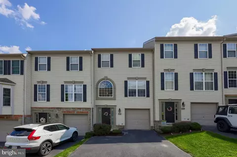 2722 Hunt Club Dr, York, PA 17402