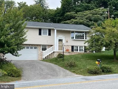 29 Water St, Jacobus, PA 17407
