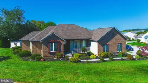 408 Dart Dr, Hanover, PA 17331