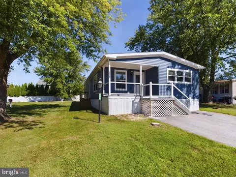 236 Holly Dr, Mount Wolf, PA 17347