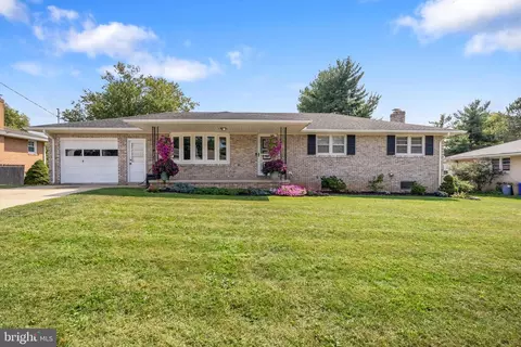2104 Twin Brooks Dr, York, PA 17408