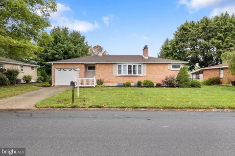 251 Haybrook Dr, York, PA 17406