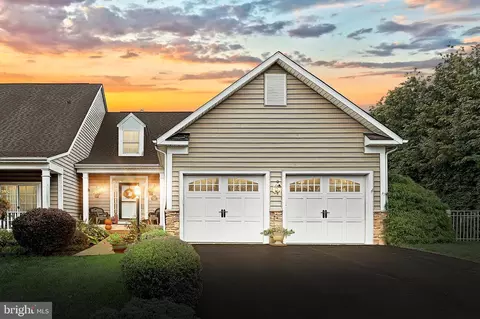 852 Cougar Pointe Cir, Seven Valleys, PA 17360