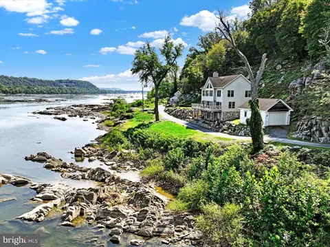 1374 E River Dr, Wrightsville, PA 17368