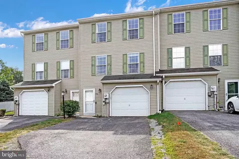 68 Mall Rd, Etters, PA 17319