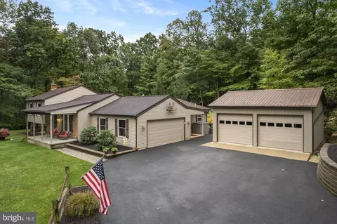 9742 Woodland Dr, Hanover, PA 17331