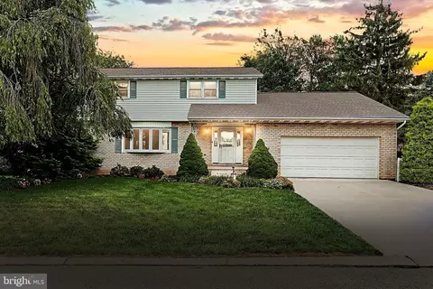 781 Dawnlight Dr, York, PA 17402